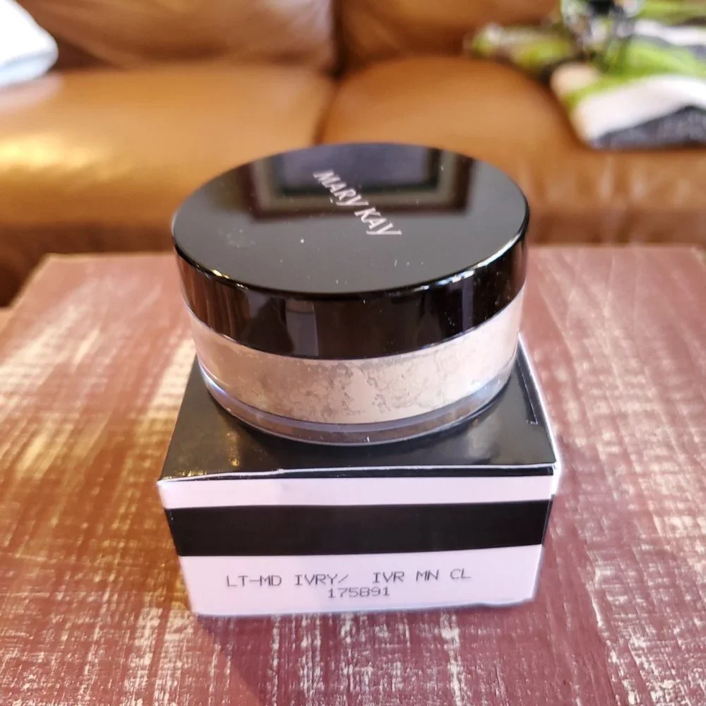 Light-to-Medium Ivory Silky Setting Powder Mary Kay - NIB